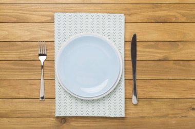 Ahşap arka planda en küçük tablo ayarı, en üst görünüm