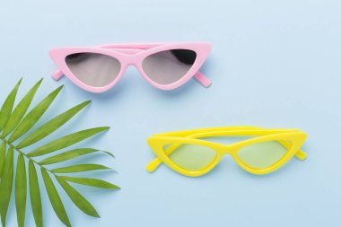 Renkli arka planda şık güneş gözlükleri, üst manzara. Yaz konsepti