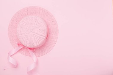 Renkli arka planda pembe şapka, üst manzara. Yaz konsepti