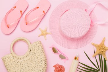 Renkli arka planda pembe yaz kıyafetiyle yatıyordu. Tatil kavramı