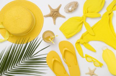 Düz yatıyordu, sarı yaz kıyafeti ve renk arka planı vardı. Tatil kavramı