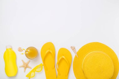 Düz yatıyordu, sarı yaz kıyafeti ve renk arka planı vardı. Tatil kavramı