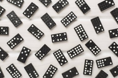 Ahşap zemin üzerinde siyah domino taşları, üst görünüm