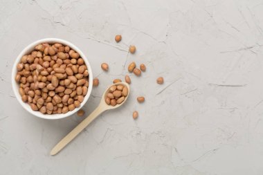 Beton arka planda soyulmuş fıstıklar, üst manzara