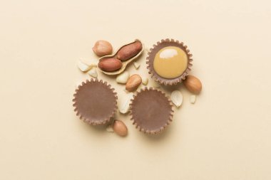 Renkli fındık ezmeli, çikolatalı fındık ezmeli fincanlar.