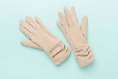 Renkli arka planda bej eldivenler, üst görünüm