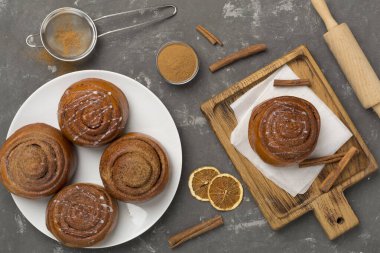 Beton zemin üzerinde ev yapımı tarçın ruloları, üst görünüm