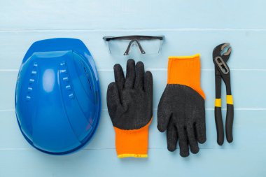 Ahşap zemin üzerinde inşaat ekipmanları, üst görünüm