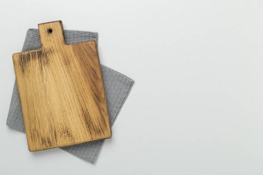 Renk arkaplanı peçeteli kesme tahtası, üst görünüm