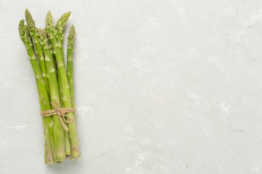 Beton zemin üzerinde taze kuşkonmaz, üst görünüm