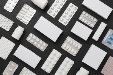 Su toplamada, kutularda ve beton arka planda farklı haplar var.