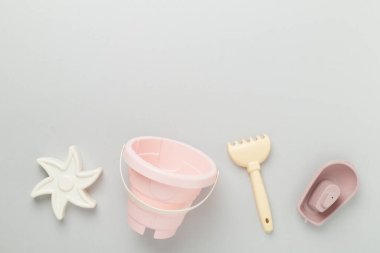 Renkli arka planda kumla oynamak için sevimli oyuncaklar, üst görünüm