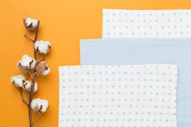 Renk arkaplanında dalı olan pamuk kumaş, üst görünüm