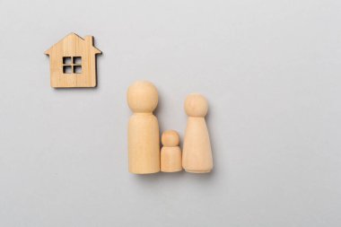 Ahşap aile figürleri. Renkli arka plan, üst manzara.