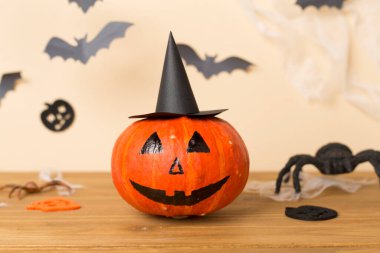 Ahşap masanın üzerinde Jack Lanter dekoru olan Cadılar Bayramı kompozisyonu
