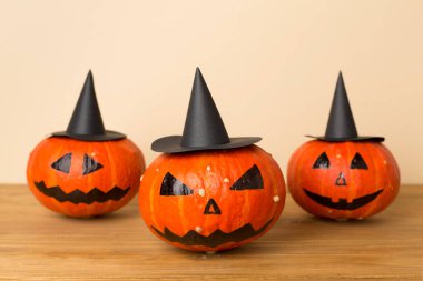 Ahşap masanın üzerinde Jack Lanter dekoru olan Cadılar Bayramı kompozisyonu