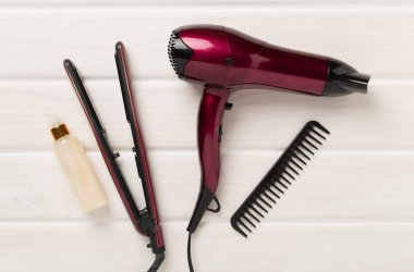 Ahşap arka planda termo korumalı saç aletleri, üst, görünüm