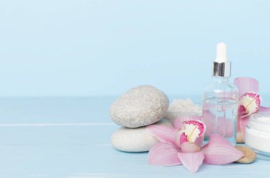 Orkideli kompozisyon, ahşap masadaki spa ürünleri