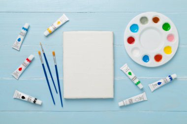 Renkli ahşap arkaplan, üst, görünüm boyama araçları