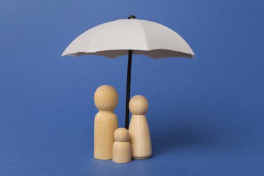 Renkli şemsiyeli ahşap aile figürleri