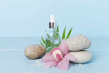 Orkideli kompozisyon, ahşap masadaki spa ürünleri