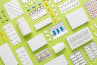 Su toplamada, kutularda ve renk arkaplanında farklı haplar vardı.