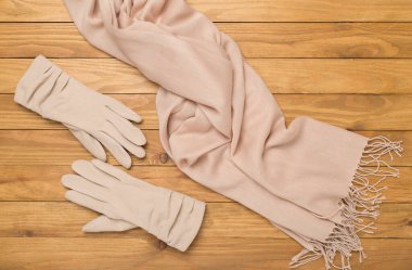 Ahşap arka planda sonbahar aksesuarları, üst görünüm