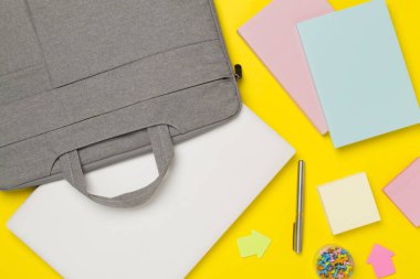 Ofis masasının düz yatağı beyaz masa, dizüstü bilgisayarlı Parlak Yaratıcı çalışma alanı ve branda kumaş dokusu sentetik tekstil laptop çantası, kopyalama alanı olan Üst görünüm