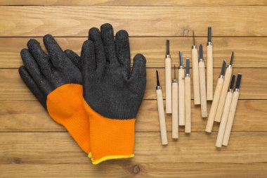 Ahşap arka planda marangoz araçları, üst görünüm