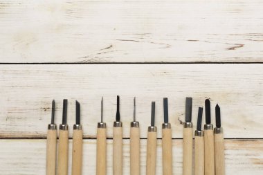 Tahta oyma. Marangozun elleri keski kullanır. İş sırasında kıdemli ahşap oymacılığı ustası. Ahşap oyma aletleriyle çalışan bir adam.