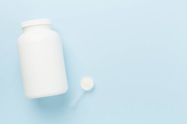 Renkli arka planda protein tozu olan kavanozlar, üst manzara. Spor beslenme konsepti