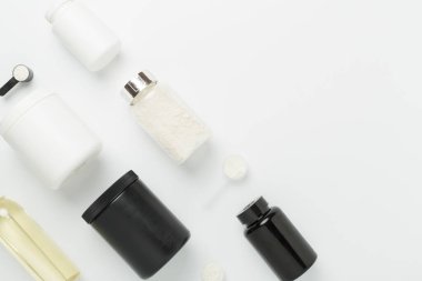 Renkli arka planda protein tozu olan kavanozlar, üst manzara. Spor beslenme konsepti