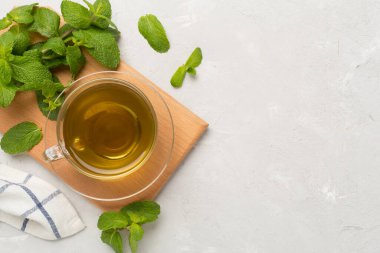 Beton zeminde taze nane çayı, üst manzara.