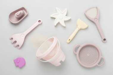 Renkli arka planda kumla oynamak için sevimli oyuncaklar, üst görünüm