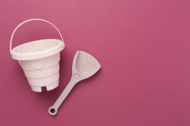 Renkli arka planda kumla oynamak için sevimli oyuncaklar, üst görünüm