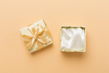 Renk arkaplanı, üst görünümde bej rengi açık hediye kutusu