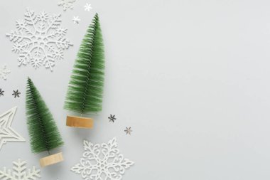 Arka planda dekoru olan küçük noel ağacı, üst görünüm