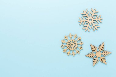 Renkli arka planda güzel kar taneleri, üst manzara