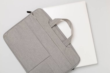 Renkli arka planda gri renkli dizüstü bilgisayar çantası, üst görünüm