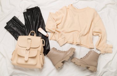 Beyaz arka planda modaya uygun bahar kıyafetleriyle düz yatıyordu, üst görünüm