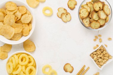 Beton arka planda çeşitli sağlıksız atıştırmalıklar, üst manzara