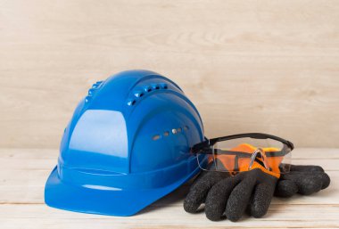 Ahşap masada mavi inşaat ekipmanları