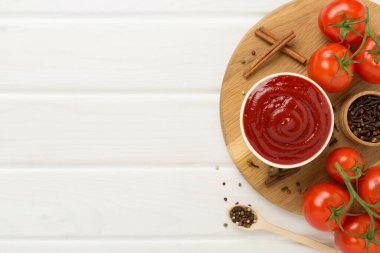 Ahşap arka planda baharatlı ve domatesli lezzetli ketçap.
