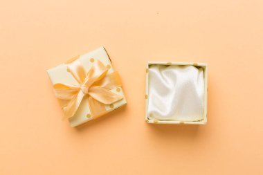 Renk arkaplanı, üst görünümde bej rengi açık hediye kutusu
