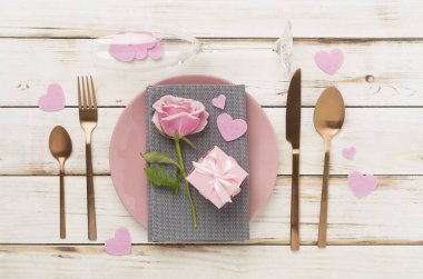 Ahşap arka planda Sevgililer Günü için şölen masası, üst manzara
