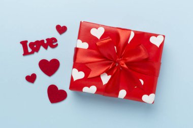 Renkli arka planda Sevgililer Günü hediyesi, üst görünüm.