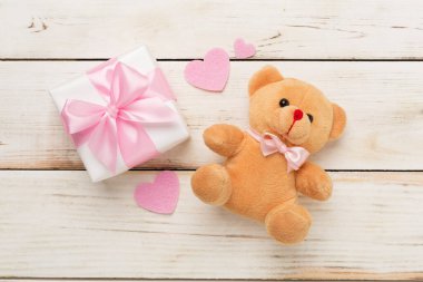 Sevgililer Günü kompozisyonu, ahşap arka planda hediyeler, üst manzara..