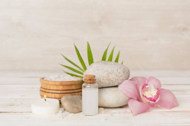 Orkideli kompozisyon, ahşap masadaki spa ürünleri