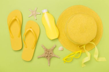 Düz yatıyordu, sarı yaz kıyafeti ve renk arka planı vardı. Tatil kavramı