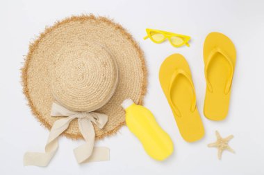 Renkli plaj aksesuarları olan düz bir yer. Tatil kavramı